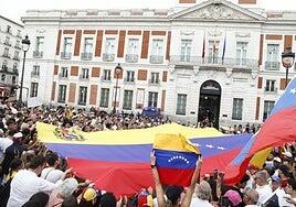 Miles de manifestantes exigen en las principales ciudades españolas democracia para Venezuela