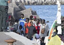 Llegan 196 personas en dos cayucos a El Hierro