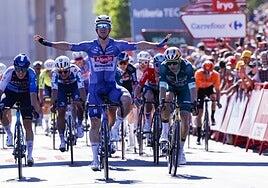 Groves gana al sprint y Van Aert es el nuevo líder