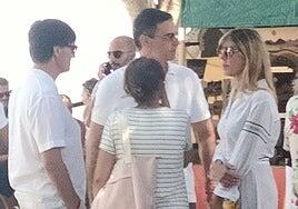 Pedro Sánchez y Begoña Gómez, de mercadillo en Lanzarote con Salvador Illa