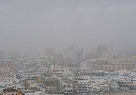 La calima llena los cielos de canarias