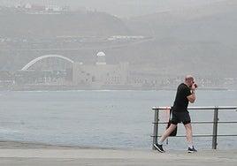 Cóctel meteorológico en Canarias a base de calima, tormentas, calor y viento