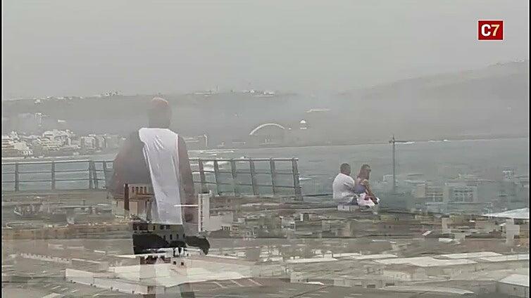 La calima llena los cielos de Canarias