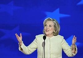 Hillary entrega el testigo a Kamala: «Cuando una barrera cae para una de nosotras, cae y despeja el camino para todas»