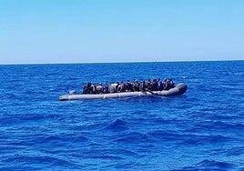 Rescatan un cayuco con 61 personas en aguas próximas a El Hierro