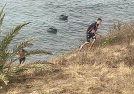 Desalojan una playa de Ceuta tras la entrada de una decena de niños migrantes