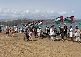 Nado dominical en Las Canteras en favor de Palestina