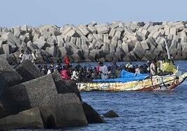 Salvamento rescata a 51 personas a bordo de un cayuco en aguas cercanas a El Hierro