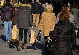 Las familias reducen su dependencia del crédito fácil pese al mayor gasto en verano