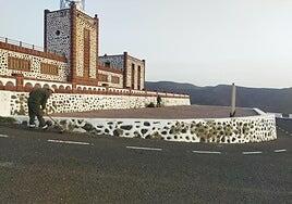 Limpieza en la vía de acceso al Faro de La Entallada