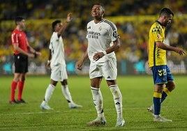 El Madrid reacciona tarde y tropieza de nuevo