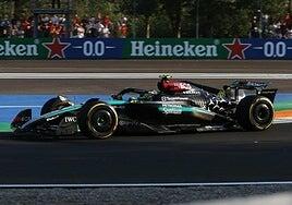 Hamilton se reivindica el día que la joya de Mercedes la lía