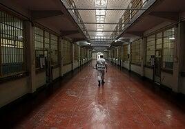 La nueva vida de Daniel Sancho entre colchonetas y celdas atestadas