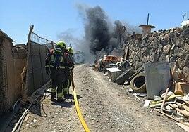 Alarma vecinal por múltiples incendios en un vertedero ilegal en El Cabezo
