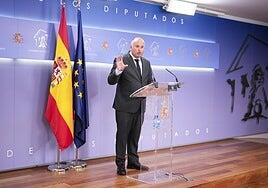 El PP desvela que se reunió con el Gobierno y Canarias para fijar un preacuerdo con las condiciones del reparto de migrantes