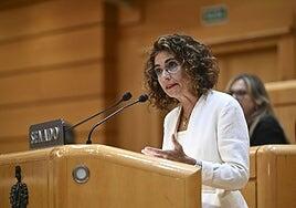 Montero defiende la solidaridad con Cataluña entre gritos de «traidora»