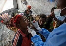 Sanidad pide a los cooperantes que viajen a zonas de riesgo que se vacunen de mpox