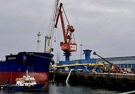 Mueren dos personas en el puerto de Gijón tras caer al mar dos grúas