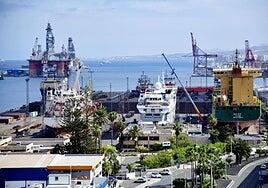 Un marinero muere al caer desde su barco a una gabarra en aguas del Puerto de Las Palmas