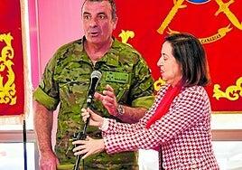 Robles cede a Canarias dos instalaciones militares para acoger menores