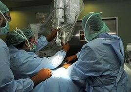 La cirugía de columna en el Negrín y la plástica en el HUC, las más desesperantes