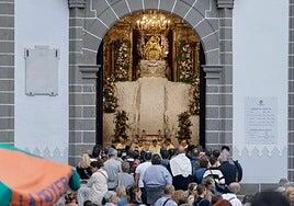 La Patrona de Gran Canaria baja entre tules y raíles