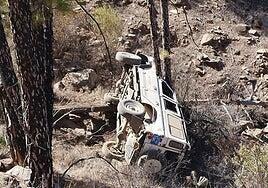 Dos heridos al precipitarse un coche desde una altura de 15 metros en San Bartolomé de Tirajana
