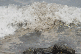 La mancha de fuel se concentra en Telde y se teme que alcance otras zonas de la costa grancanaria