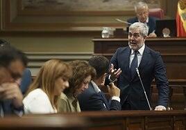 Clavijo reclama negociar el reparto de menores con el Gobierno, el PP y Junts