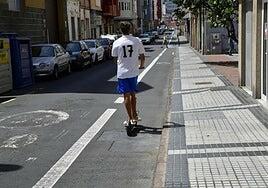 El juez obliga a indemnizar al conductor de una patineta que se cayó en un carril bici