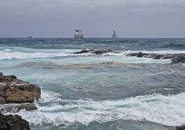 Capitanía retiene al buque que provocó el vertido en Las Palmas bajo fianza de 340.000 euros