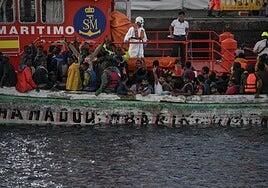 Salvamento rescata a 60 subsaharianos de una neumática y los traslada a Fuerteventura