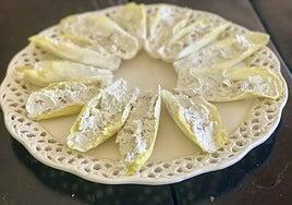 La receta de un aperitivo clásico que sigue triunfando: endivias con nueces y queso azul