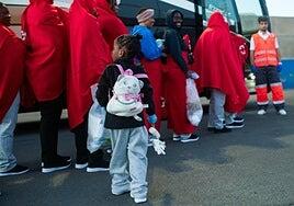 Rescatadas en las últimas horas tres pateras con 194 migrantes, dos menores, en aguas Canarias