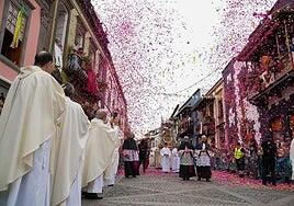 160.000 pétalos para la Virgen del Pino