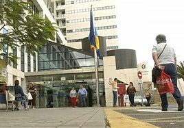 Atribuyen la bajada de la espera quirúrgica a la «derivación masiva» de pacientes a centros privados