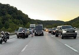 La Policía busca a un francotirador «peligroso» que disparó contra doce coches en una autopista de Kentucky