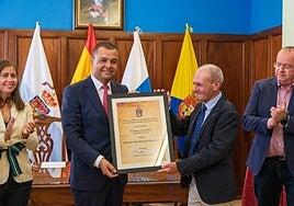 Antonio Félix Marrero Henríquez recibe el título de Hijo Adoptivo de Guía