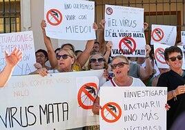 La oposición y los afectados acusan a la Junta de no atender los avisos frente al virus del Nilo