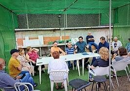 Sergio Ramos traslada a los vecinos de Eucaliptos II, en Jinámar, el plan de asfaltado