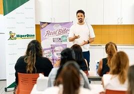 Carlos Ríos visita HiperDino para presentar Real Bites, el snack saludable desarrollado por Frit Ravich y Realfooding