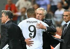 Ancelotti defiende y da cariño a sus estrellas