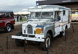 Land Rover recupera una ambulancia clásica por sus 70 años de colaboración con la Cruz Roja