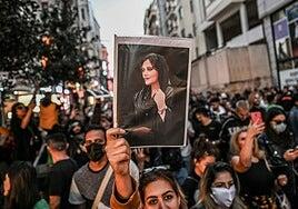 Una parte de Irán se quita el velo dos años después de la muerte de Amini
