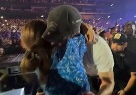 El abrazo de Enrique Iglesias a su hermana Ana Boyer durante su concierto en Dubái