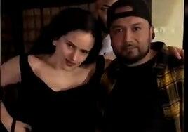 El incómodo y viral momento de Rosalía con un fan al que le quita la mano de encima hasta dos veces