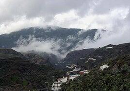 El interior de las islas montañosas se impregna de nubes