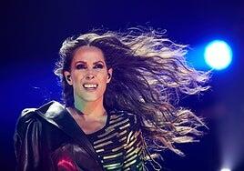Malú, ilusionada al lado de un compañero de su equipo musical