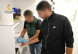 Se entrega a la Guardia Civil el piloto de la narcolancha que asesinó a los dos agentes en Barbate