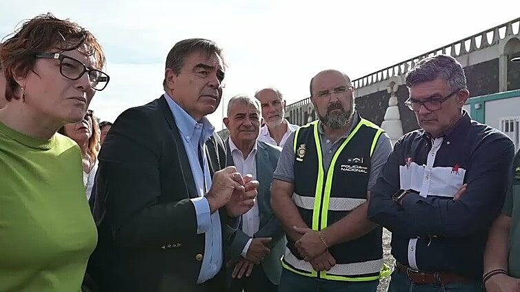 Candelaria Delgado visita junto a Margaritis Schinas el muelle de La Restinga